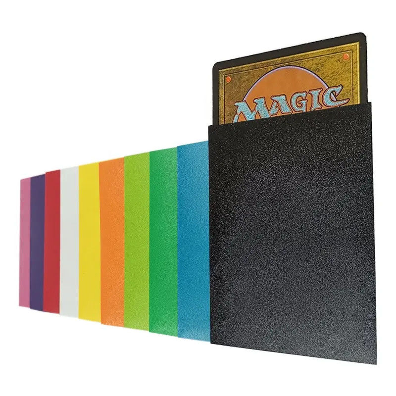 Pakiet z 50 nowych, teksturowanych, konsekwentnie ciętych rękawów kart MTG Standard Size 66x91